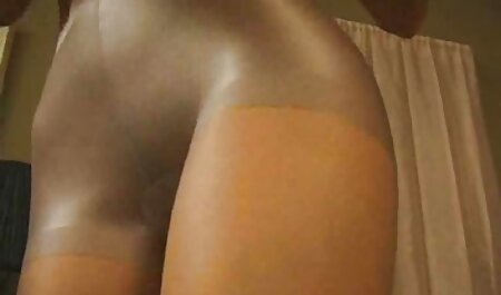 داغ فلم سکس پسر با پسر بانوی داغ fucks در 14 اینچ سیاه و سفید dildo به دو واژن